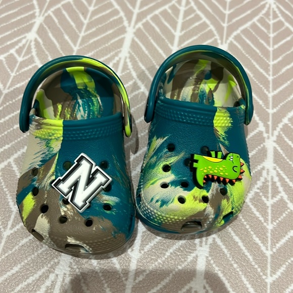 Baby crocs size 2/3 charms included - Picture 1 of 4